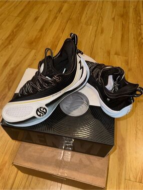 361 Degrees Men’s Zen VI Black/White/Blue Basketball Sneakers